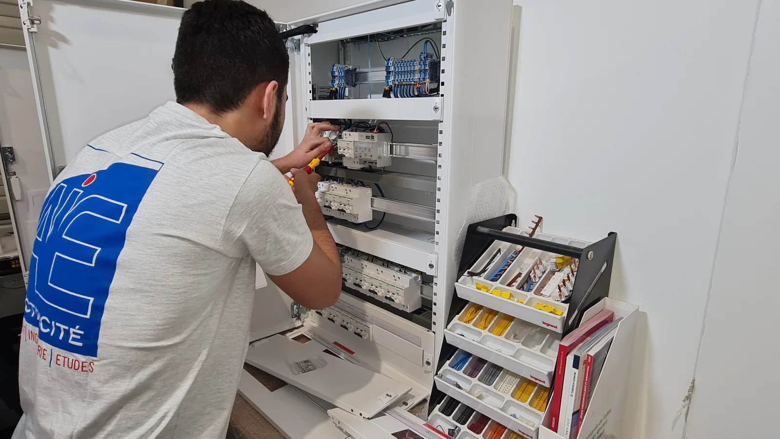 Technicien AIE Électricité travaillant sur un tableau électrique