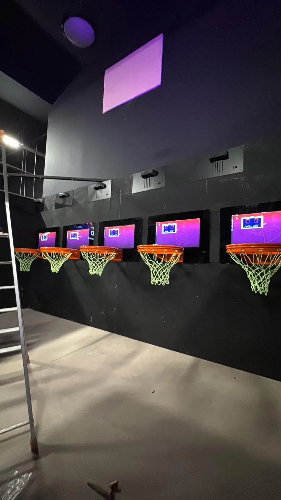 Salle de jeu basket : écrans et paniers raccordés en courant fort et courant faible
