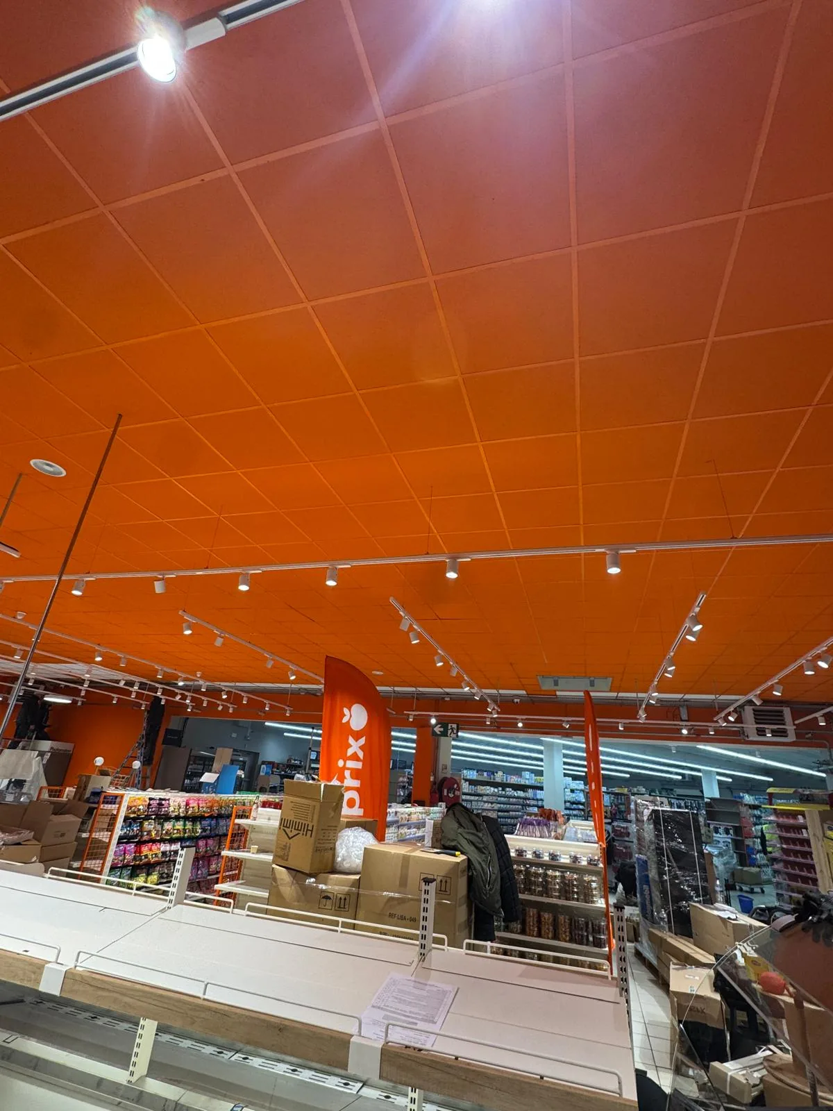 Rails d'éclairage LED reposés au plafond du magasin