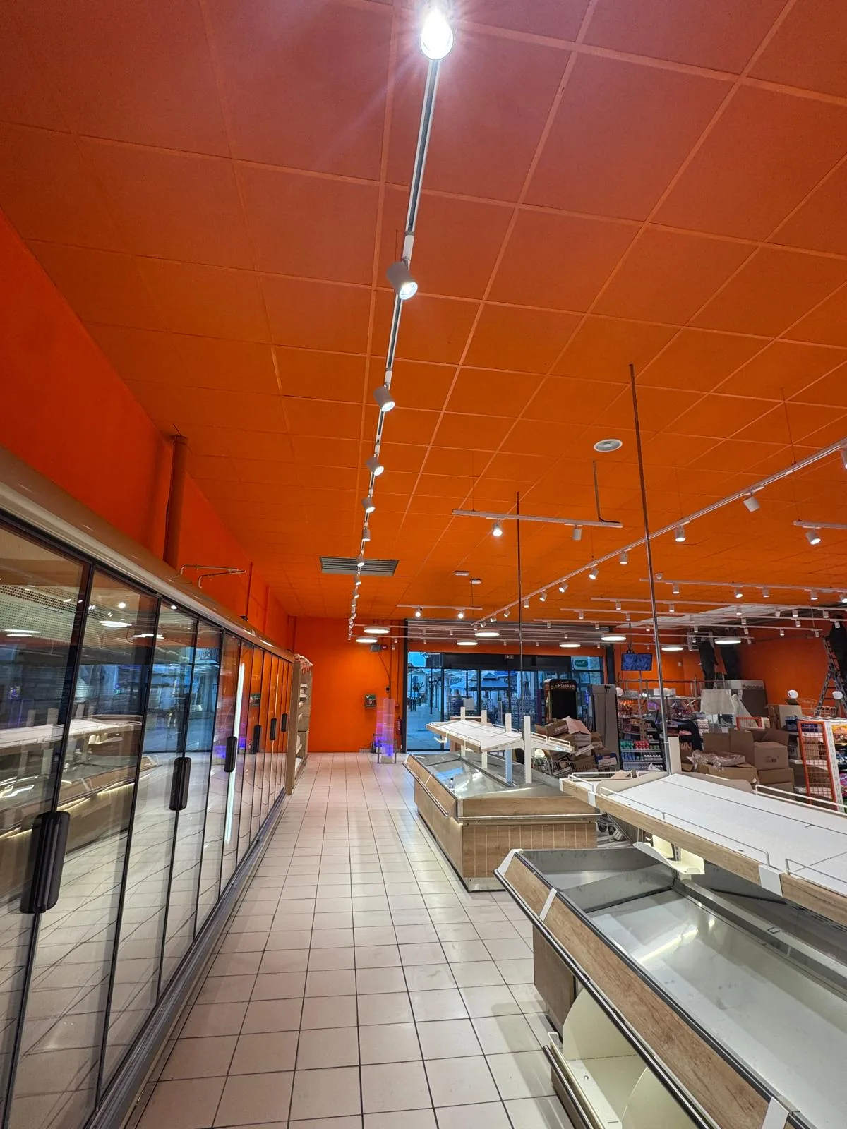 Allée réfrigérée du magasin sous le nouvel éclairage