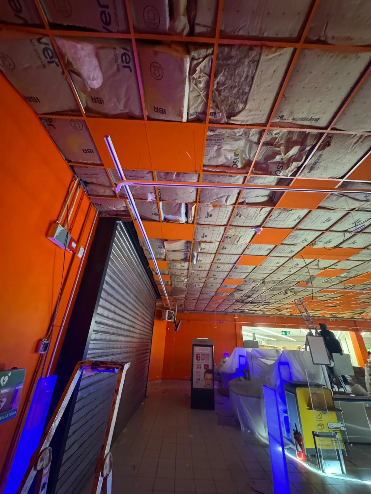 Travaux en cours : faux plafond déposé et chemins d'éclairage en pose