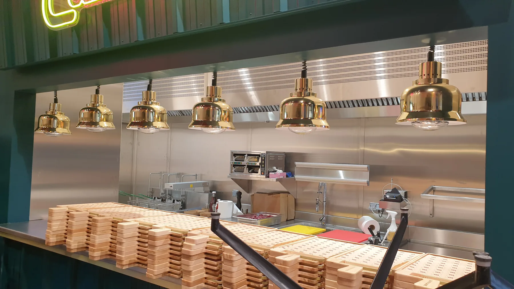 Cuisine professionnelle et lampes chauffantes alimentées en courant fort