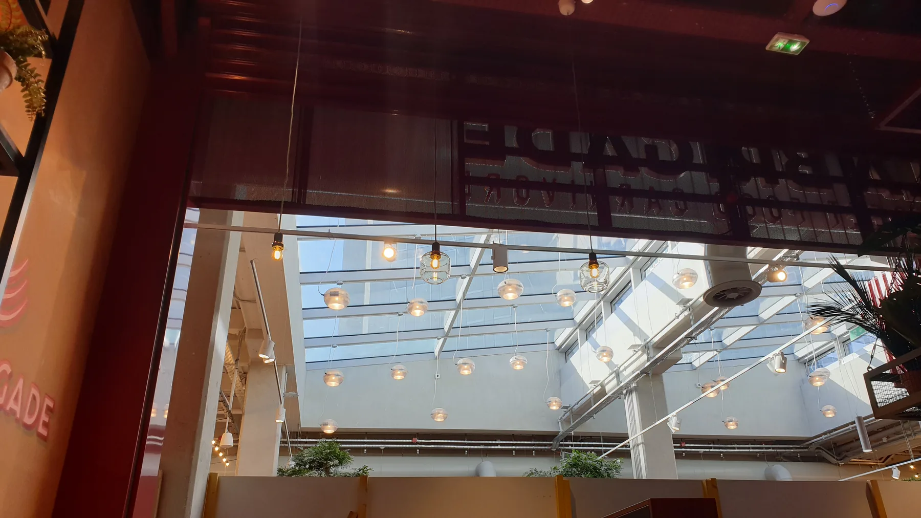 Éclairage suspendu du restaurant sous la verrière de Westfield Les 4 Temps