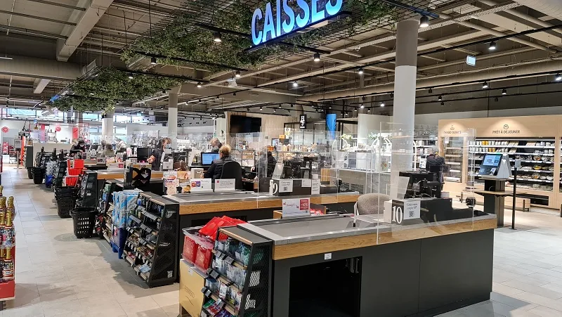 Ligne de caisses du Monoprix Saint-Paul, alimentations des postes d'encaissement
