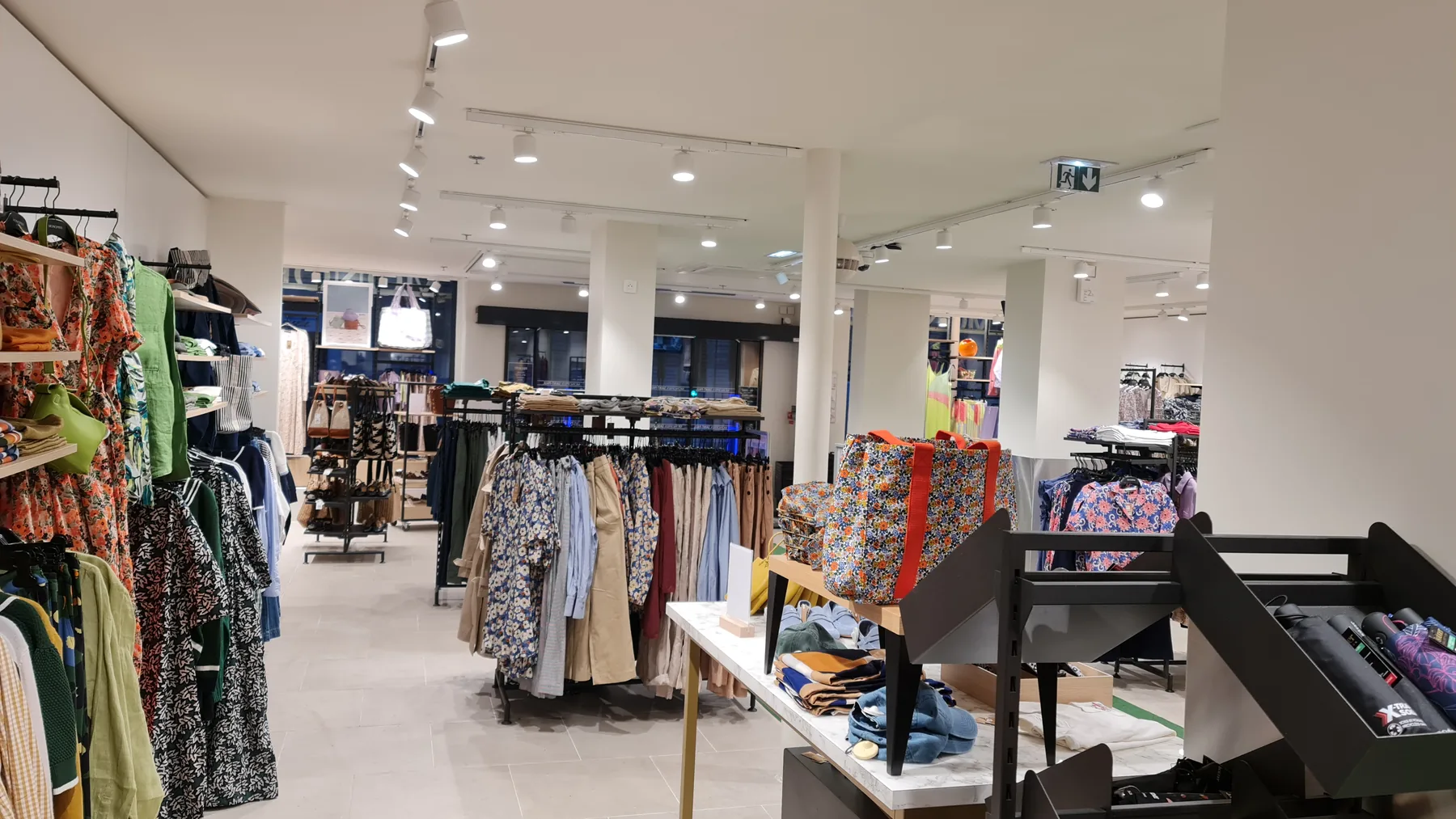 Rayon textile éclairé par projecteurs sur rail